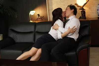 Vợ dối người chồng tăng ca để ở lại trả bài với sếp