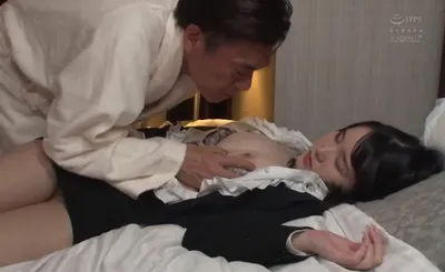 Nữa đêm tiền bối lén đụ em thư ký ngủ mê mang vì say khi uống 1 lon bia