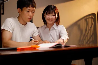 Nữ gia sư bị gài bẫy biến thành hạt giống nhỏ tình dục cho gia đình biến thái