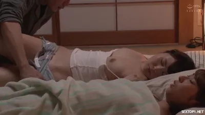 Cám dỗ khi ngủ chung với cục cưng riêng của vợ