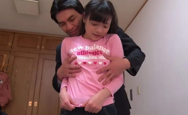 Bố dượng dụ đứa bé yêu riêng ngây thơ của vợ